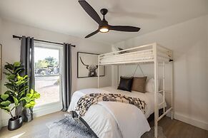 Scottsdale Dreyfus 5 Bedroom Home by RedAwning