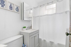 Home w 1BR Kitchen&Wi-Fi near Larchmont