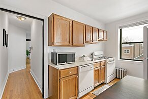 Home w 1BR Kitchen&Wi-Fi near Larchmont