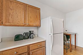 Home w 1BR Kitchen&Wi-Fi near Larchmont