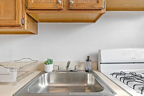 Home w 1BR Kitchen&Wi-Fi near Larchmont