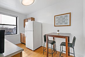 Home w 1BR Kitchen&Wi-Fi near Larchmont