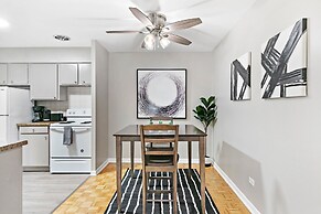 1BR Apt Near Shops in Lakeview