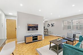 1BR Apt Near Shops in Lakeview