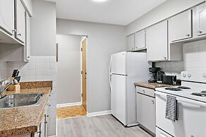 1BR Apt Near Shops in Lakeview