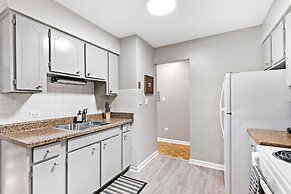 1BR Apt Near Shops in Lakeview