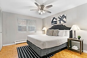 1BR Apt Near Shops in Lakeview