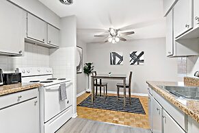 1BR Apt Near Shops in Lakeview
