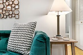 1BR Apt Near Shops in Lakeview