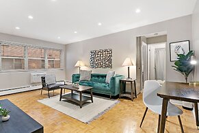 1BR Apt Near Shops in Lakeview