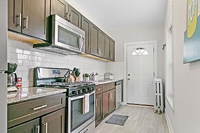1BR Apt with King Bed in Rogers Park