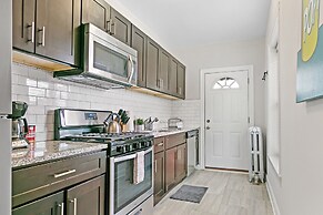 1BR Apt with King Bed in Rogers Park
