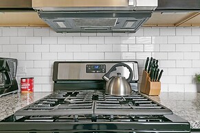 1BR Apt with King Bed in Rogers Park