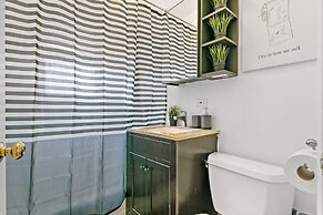 1BR Apt with King Bed in Rogers Park