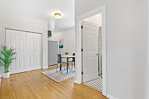 1BR Apt with King Bed in Rogers Park