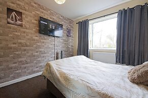 Stylish Five Star Rated Apartment