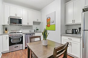 2BR City Apt Fast Wi-Fi Roscoe LakeView