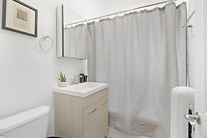 2BR City Apt Fast Wi-Fi Roscoe LakeView