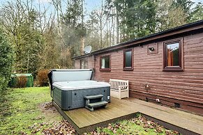 4 Bed House - Sleeps 9 - Hottub - Parking