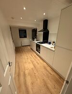 Stunning 4-bedroom Cabin With Hot Tub in Beattock!