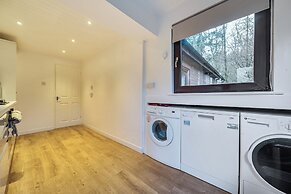 4 Bed House - Sleeps 9 - Hottub - Parking