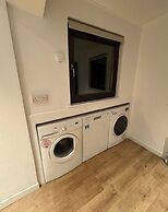 Stunning 4-bedroom Cabin With Hot Tub in Beattock!