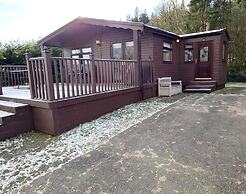 Stunning 4-bedroom Cabin With Hot Tub in Beattock!