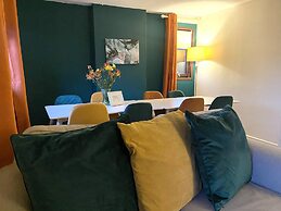 Stunning 4-bedroom Cabin With Hot Tub in Beattock!