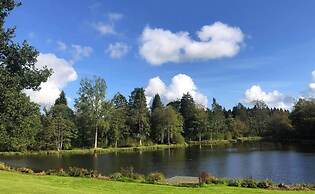 Stunning 4-bedroom Cabin With Hot Tub in Beattock!