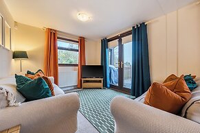 4 Bed House - Sleeps 9 - Hottub - Parking