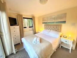 Stunning 4-bedroom Cabin With Hot Tub in Beattock!