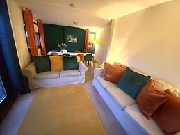 Stunning 4-bedroom Cabin With Hot Tub in Beattock!