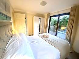 Stunning 4-bedroom Cabin With Hot Tub in Beattock!