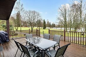 4 Bed House - Sleeps 9 - Hottub - Parking