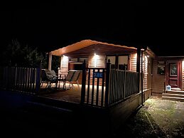 Stunning 4-bedroom Cabin With Hot Tub in Beattock!