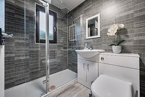 4 Bed House - Sleeps 9 - Hottub - Parking