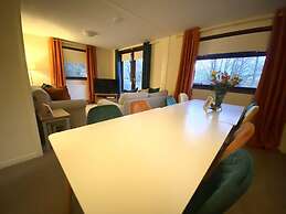 Stunning 4-bedroom Cabin With Hot Tub in Beattock!