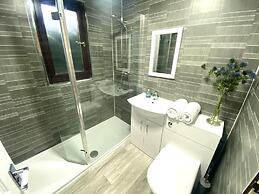 Stunning 4-bedroom Cabin With Hot Tub in Beattock!