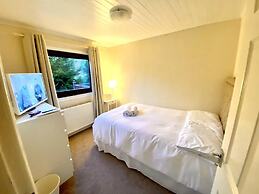 Stunning 4-bedroom Cabin With Hot Tub in Beattock!