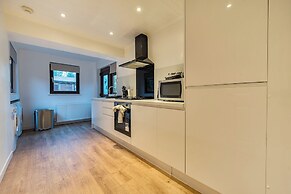 4 Bed House - Sleeps 9 - Hottub - Parking