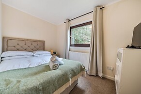 4 Bed House - Sleeps 9 - Hottub - Parking
