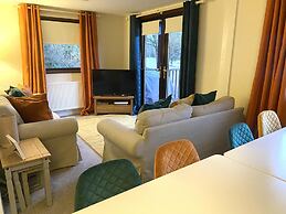 Stunning 4-bedroom Cabin With Hot Tub in Beattock!