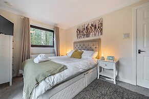 4 Bed House - Sleeps 9 - Hottub - Parking