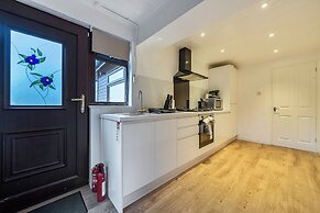 4 Bed House - Sleeps 9 - Hottub - Parking