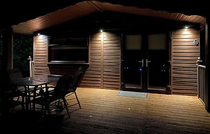 Stunning 4-bedroom Cabin With Hot Tub in Beattock!