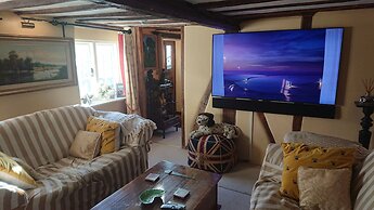 Charming 17th Century 2-bed Cottage in Medmenham