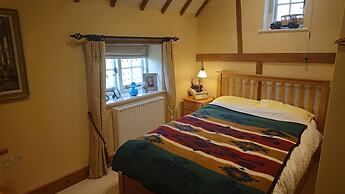 Charming 17th Century 2-bed Cottage in Medmenham