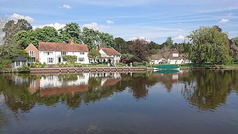 Charming 17th Century 2-bed Cottage in Medmenham