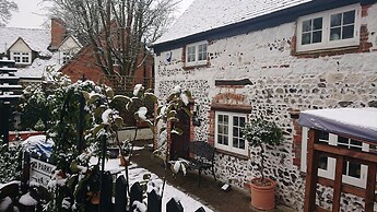 Charming 17th Century 2-bed Cottage in Medmenham