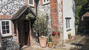 Charming 17th Century 2-bed Cottage in Medmenham
